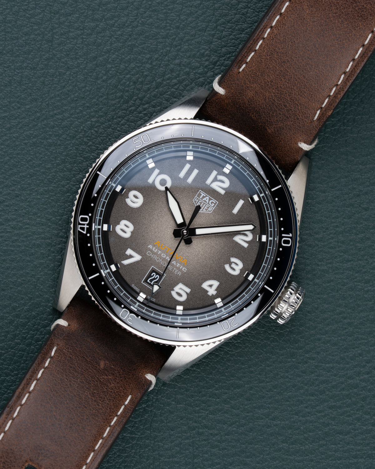 TAG Heuer Autavia Isograph WBE5114.FC8266 - diagonaal aanzicht met kroon rechts en fume wijzerplaat