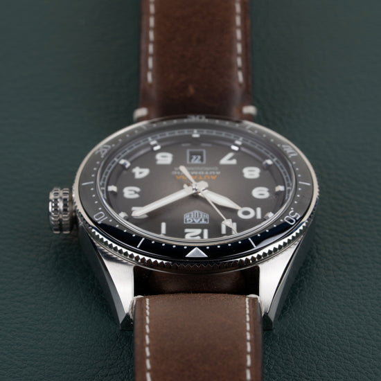 TAG Heuer Autavia Isograph WBE5114.FC8266 - close-up van wijzerplaat en bezel met kroon zichtbaar links
