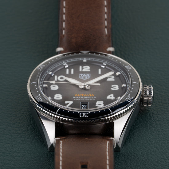 TAG Heuer Autavia Isograph WBE5114.FC8266 - close-up van wijzerplaat en bezel met kroon zichtbaar rechts