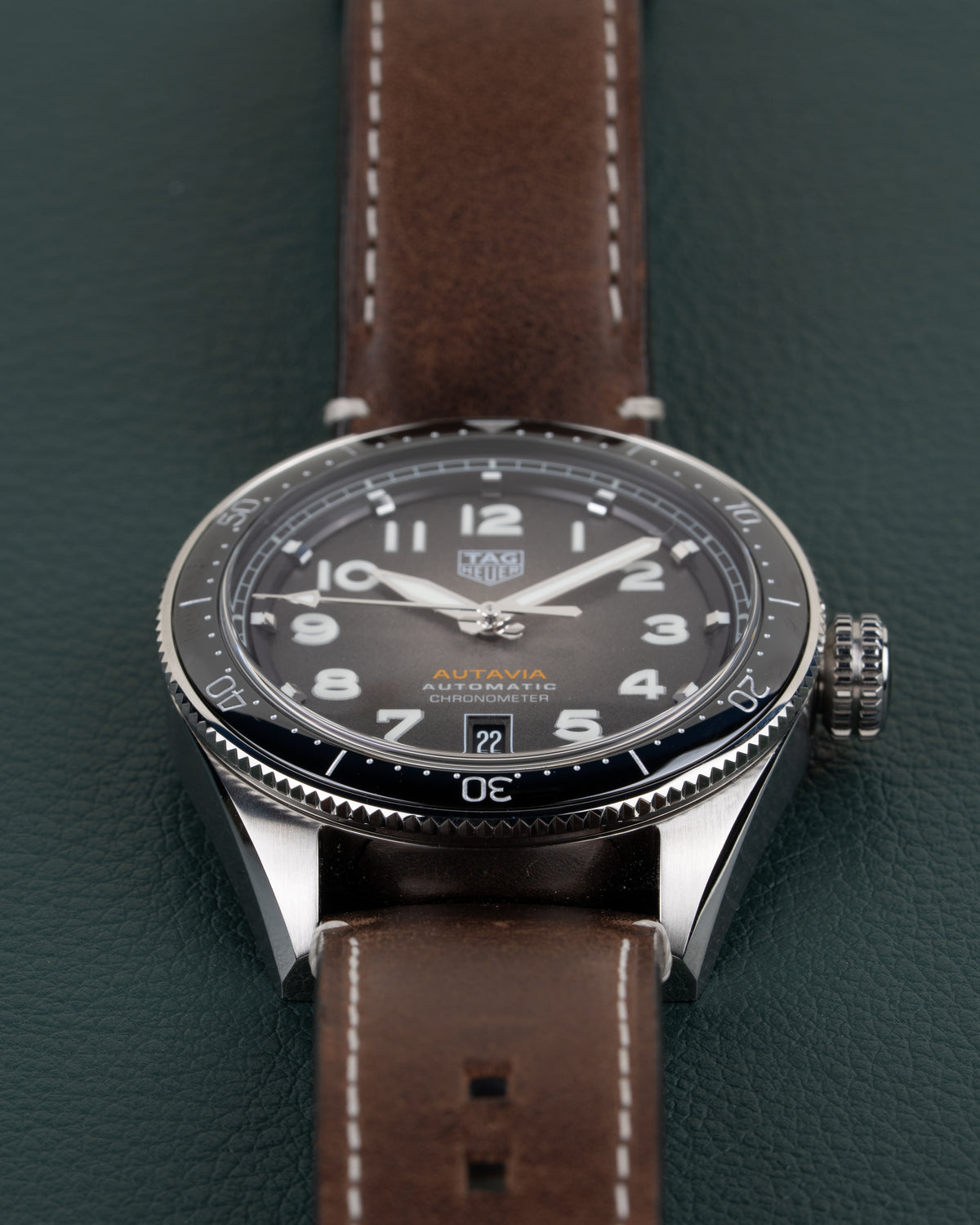 TAG Heuer Autavia Isograph WBE5114.FC8266 - close-up van wijzerplaat en bezel met kroon zichtbaar rechts
