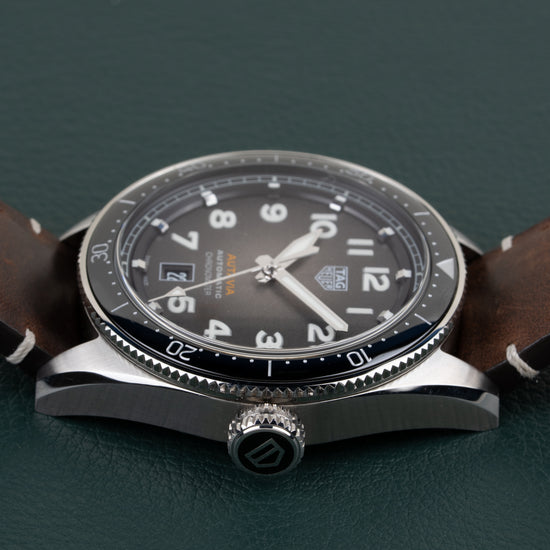 TAG Heuer Autavia Isograph WBE5114.FC8266 - zijaanzicht van de kast met kroon zichtbaar onderaan