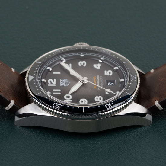 TAG Heuer Autavia Isograph WBE5114.FC8266 - zijaanzicht van de kast met kroon verborgen aan andere zijde