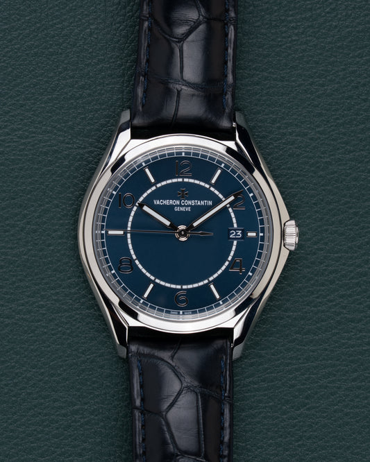 Vacheron Constantin Fiftysix 4600E/000A-B487 - frontaal aanzicht met blauwe sector wijzerplaat en donkerblauwe alligatorband