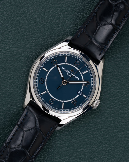 Vacheron Constantin Fiftysix 4600E/000A-B487 - diagonaal aanzicht met kroon op 3 uur en blauwe wijzerplaat