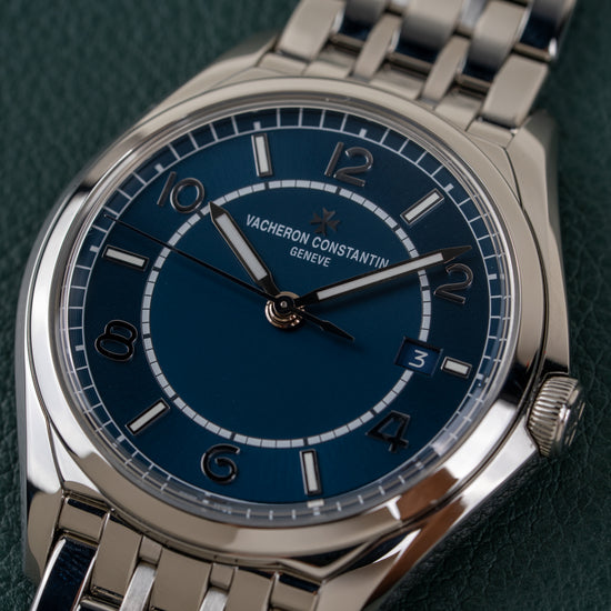 Vacheron Constantin Fiftysix 4600E - close-up van de blauwe wijzerplaat met datumvenster op 3 uur