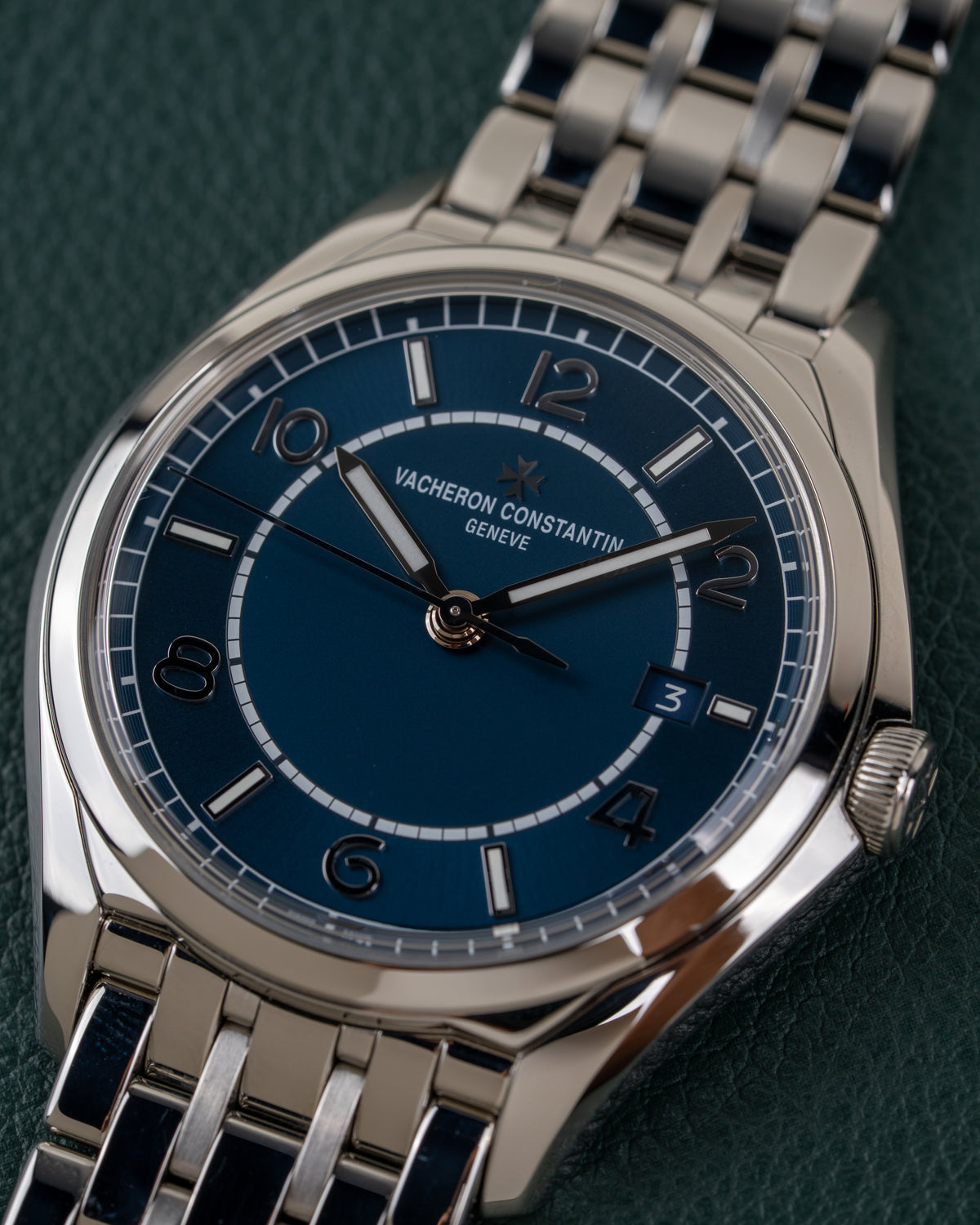 Vacheron Constantin Fiftysix 4600E - close-up van de blauwe wijzerplaat met datumvenster op 3 uur