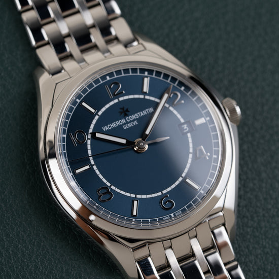 Vacheron Constantin Fiftysix 4600E - horloge met stalen kast en schakelband, close-up onder een hoek