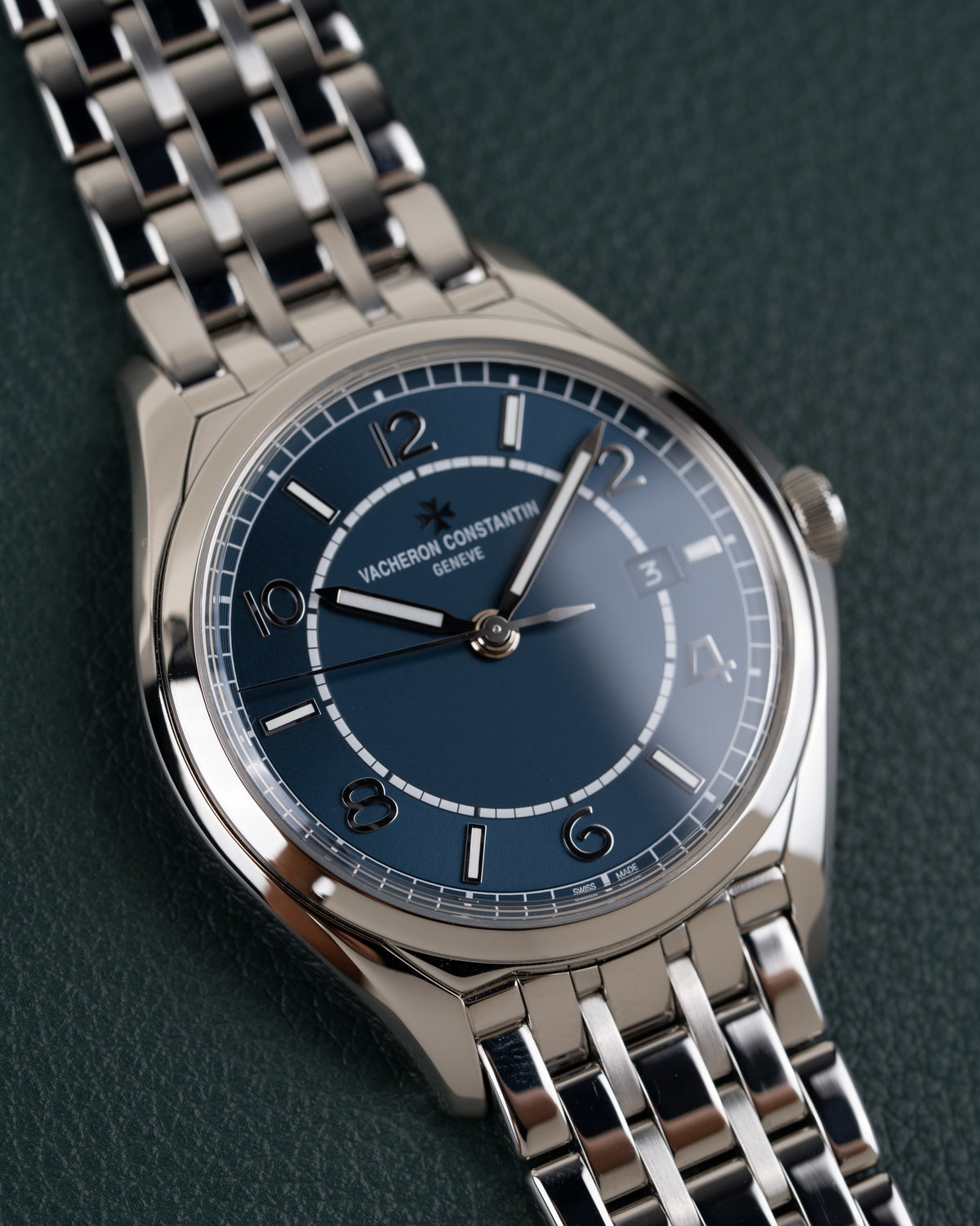 Vacheron Constantin Fiftysix 4600E - horloge met stalen kast en schakelband, close-up onder een hoek