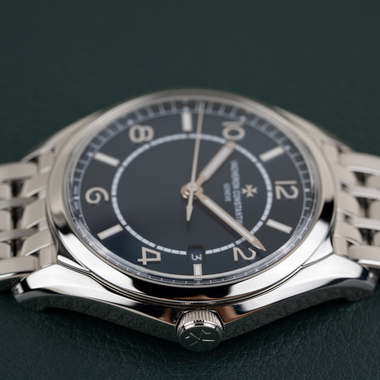 Vacheron Constantin Fiftysix 4600E - zijaanzicht met kroon en gewelfde kast