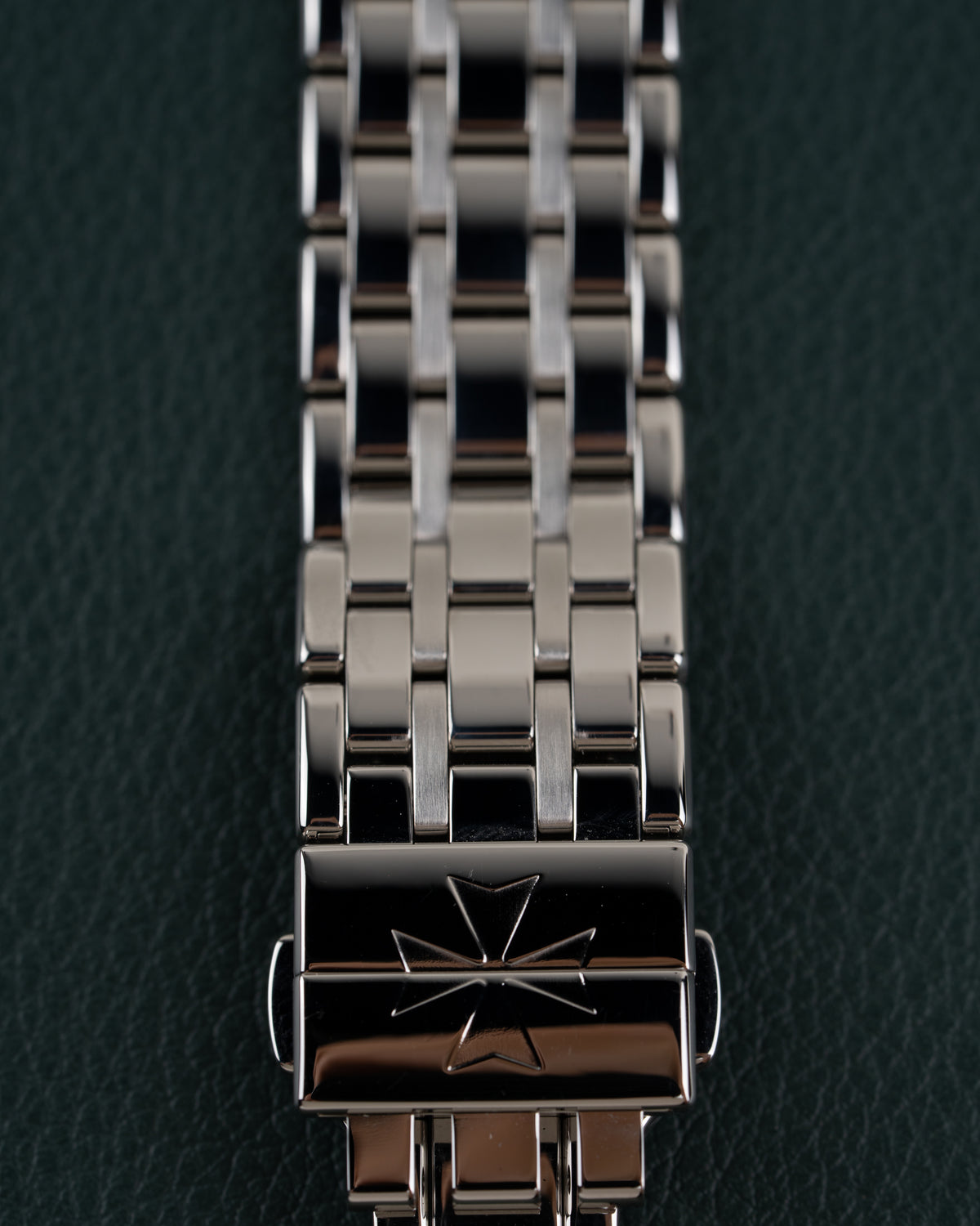 Vacheron Constantin Fiftysix 4600E - sluiting van de schakelband met gegraveerd Maltezer kruis